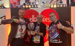 Pamiątkowy puchar wręczany Partnerom 30. Finału WOŚP